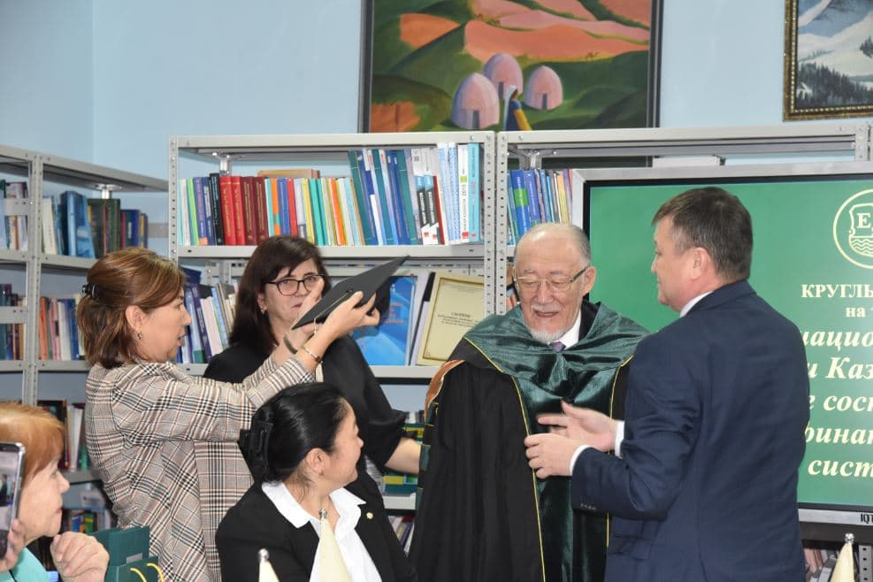 Esil University 在国家货币日前夕举办圆桌会议