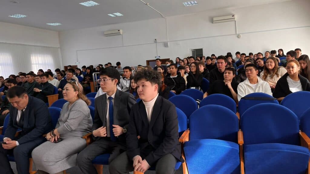 Астана қаласы полиция департаментінің қызметкерімен кездесу