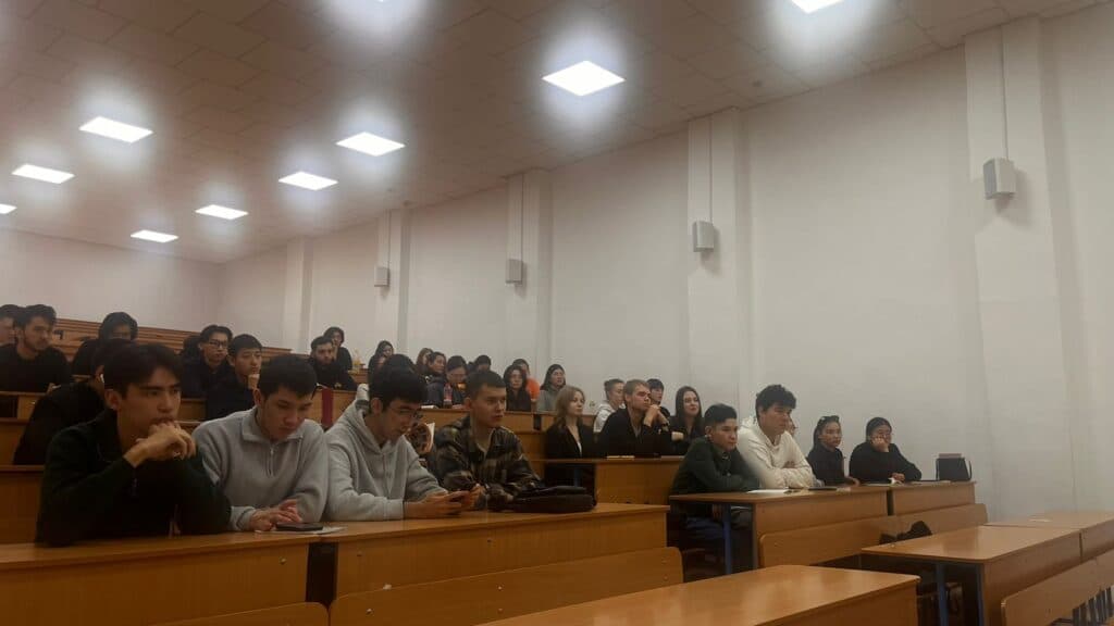 与 Esil University 毕业生的会面