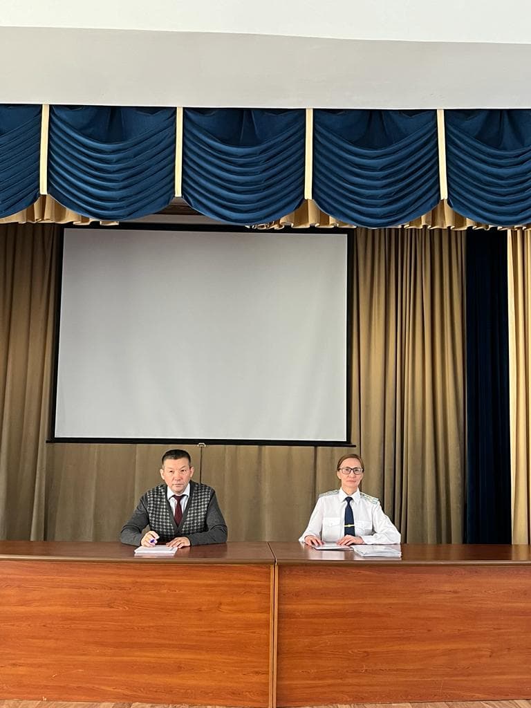 学生与总检察院执法机关学院代表会面