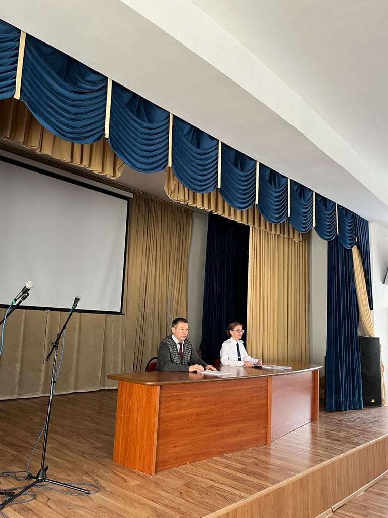 学生与总检察院执法机关学院代表会面