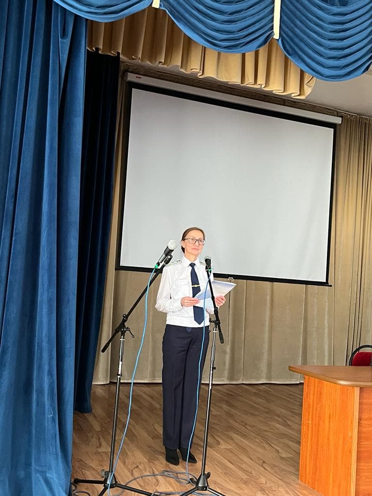 学生与总检察院执法机关学院代表会面
