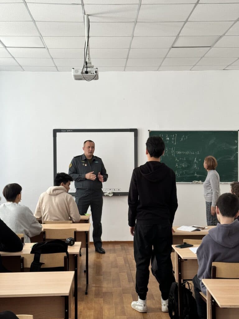 与勤务组织及部队勤务部门负责人的会面
