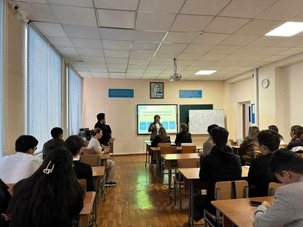 学校举办了关于“Менің бауырым”项目实施的研讨会