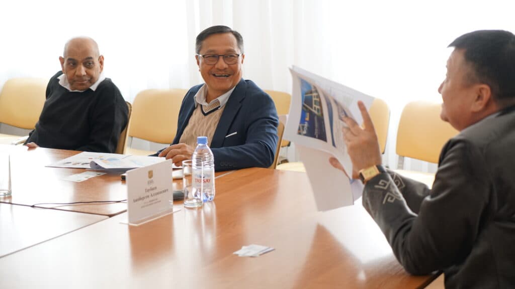 Esil University 与马来西亚开放大学代表团探讨合作前景