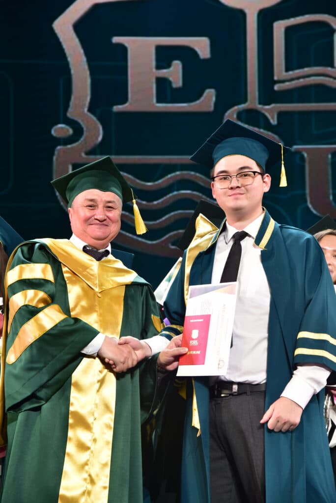学业之路的终点:Esil University 的毕业典礼
