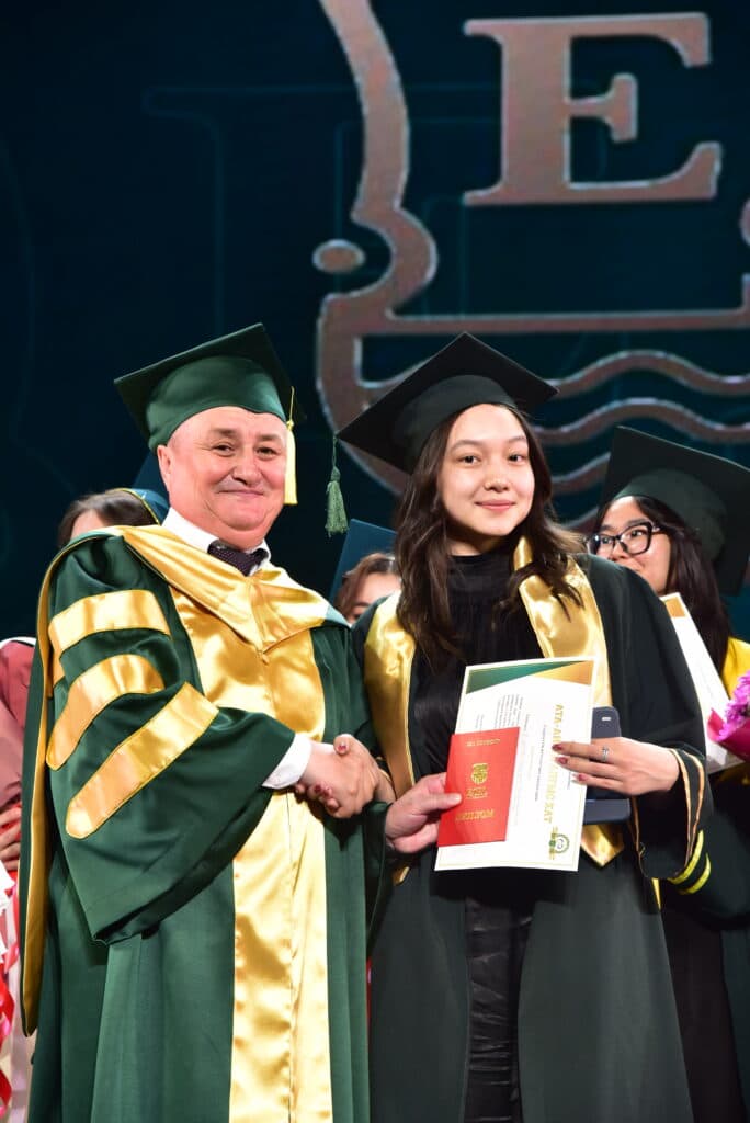 学业之路的终点:Esil University 的毕业典礼