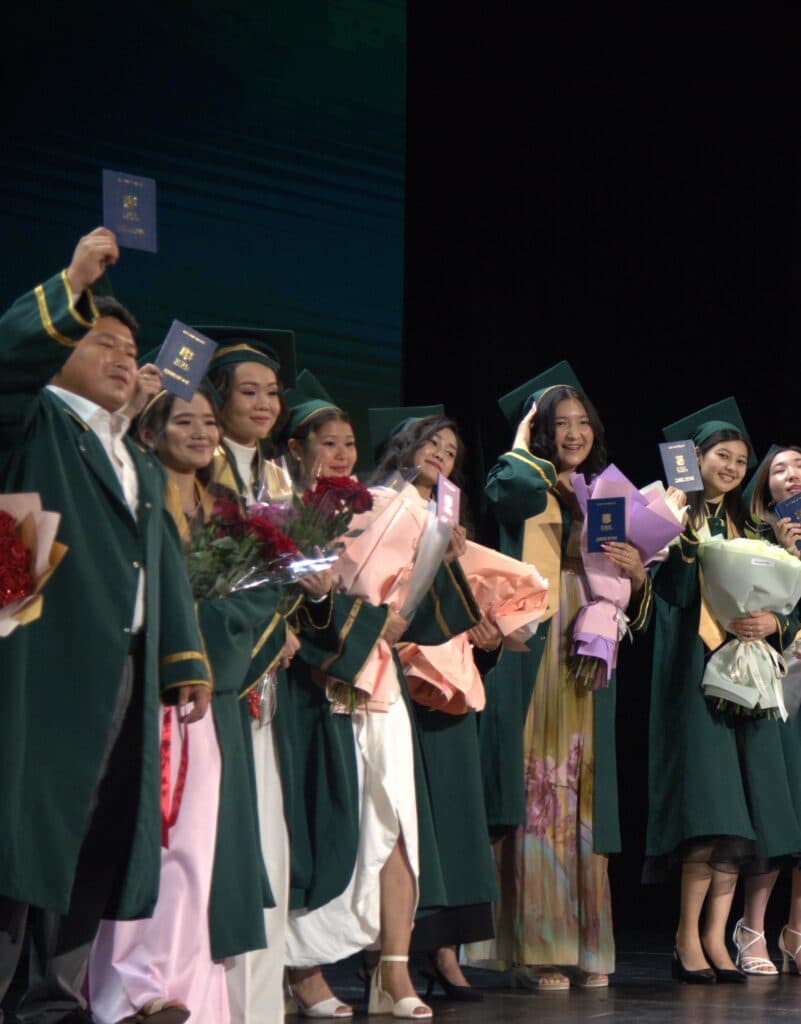 学业之路的终点:Esil University 的毕业典礼