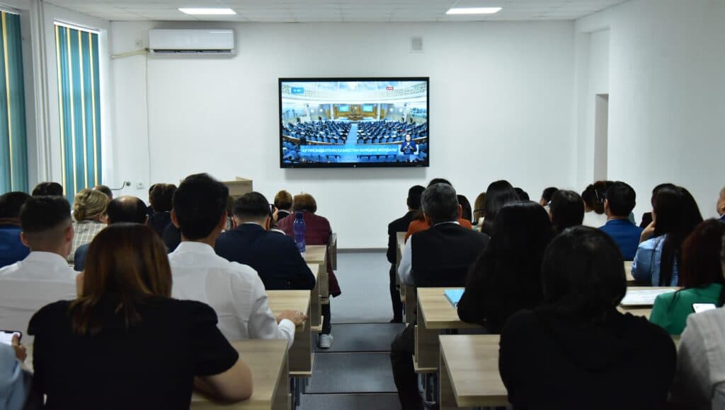 Esil University ұжымы мен студенттер ҚР Президентінің Жолдауын тыңдады