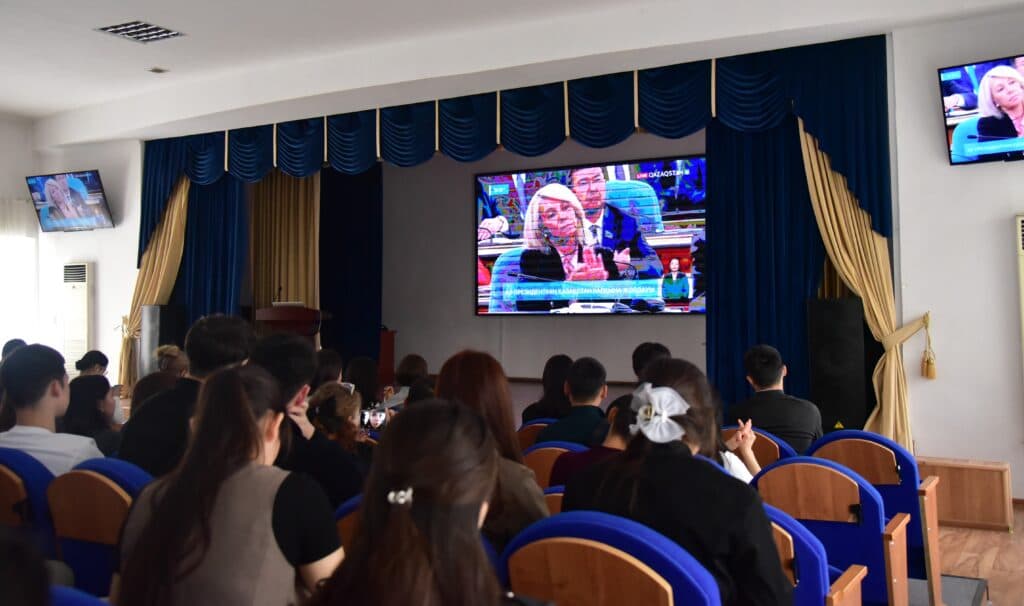 Esil University ұжымы мен студенттер ҚР Президентінің Жолдауын тыңдады