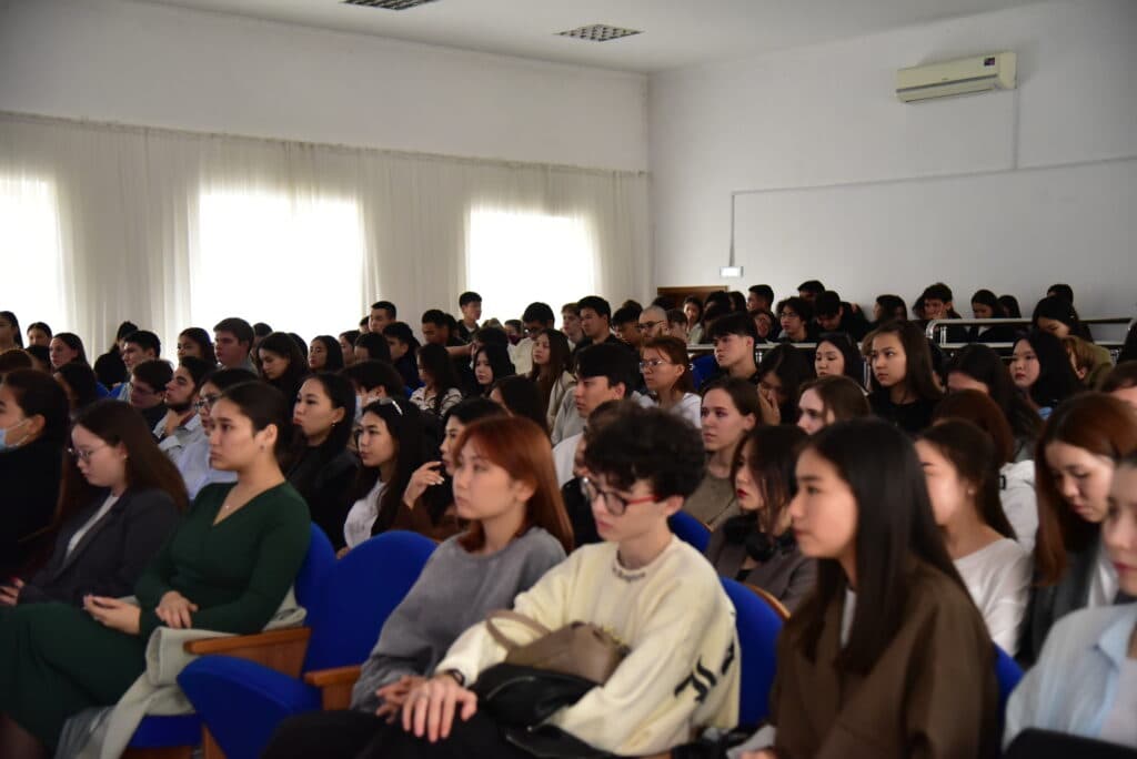 反腐败局在「廉洁时刻」行动框架下在 Esil University 举办会面