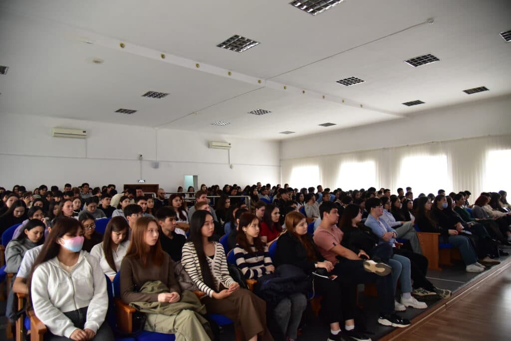 反腐败局在「廉洁时刻」行动框架下在 Esil University 举办会面