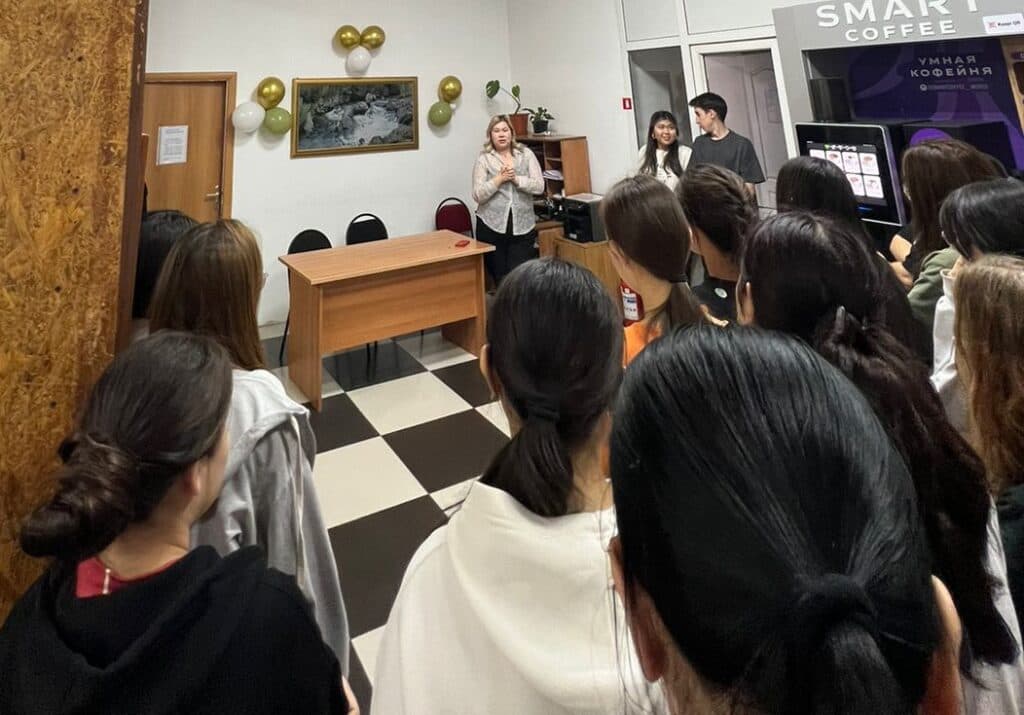 Кешкі кезекшілік: Esil University жатақханасында денсаулық пен нашақорлықтың алдын алу туралы әңгіме