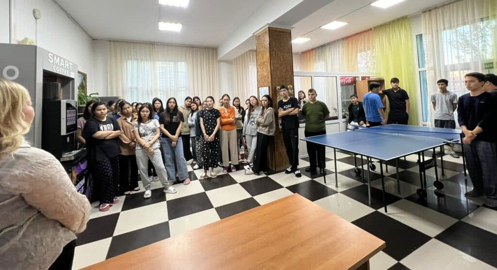Кешкі кезекшілік: Esil University жатақханасында денсаулық пен нашақорлықтың алдын алу туралы әңгіме