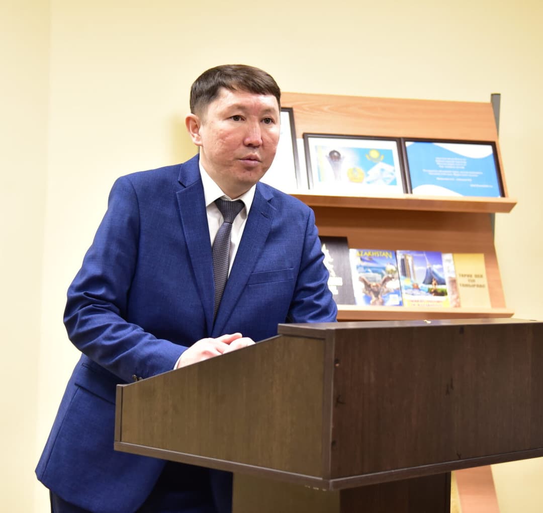 Esil University 举办与学生的会面，旨在组织「青年公务员学校」项目的选拔。