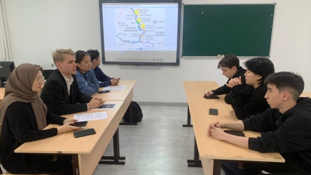 「世界经济」三年级学生在「经济外交」课程框架下开展贸易协定谈判。