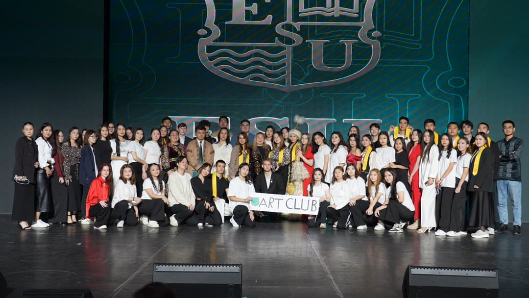 Esil University 在 Zhastar 宫举办「新生入学典礼」