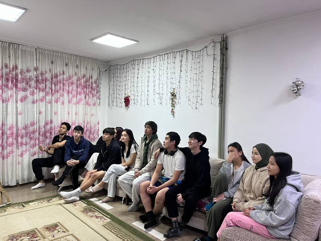 宿舍学生观看导演里纳特·巴尔加巴耶夫的纪录片《Zakladka》