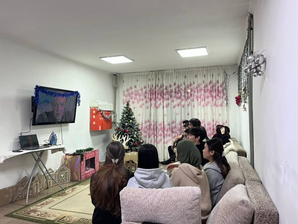 宿舍学生观看导演里纳特·巴尔加巴耶夫的纪录片《Zakladka》