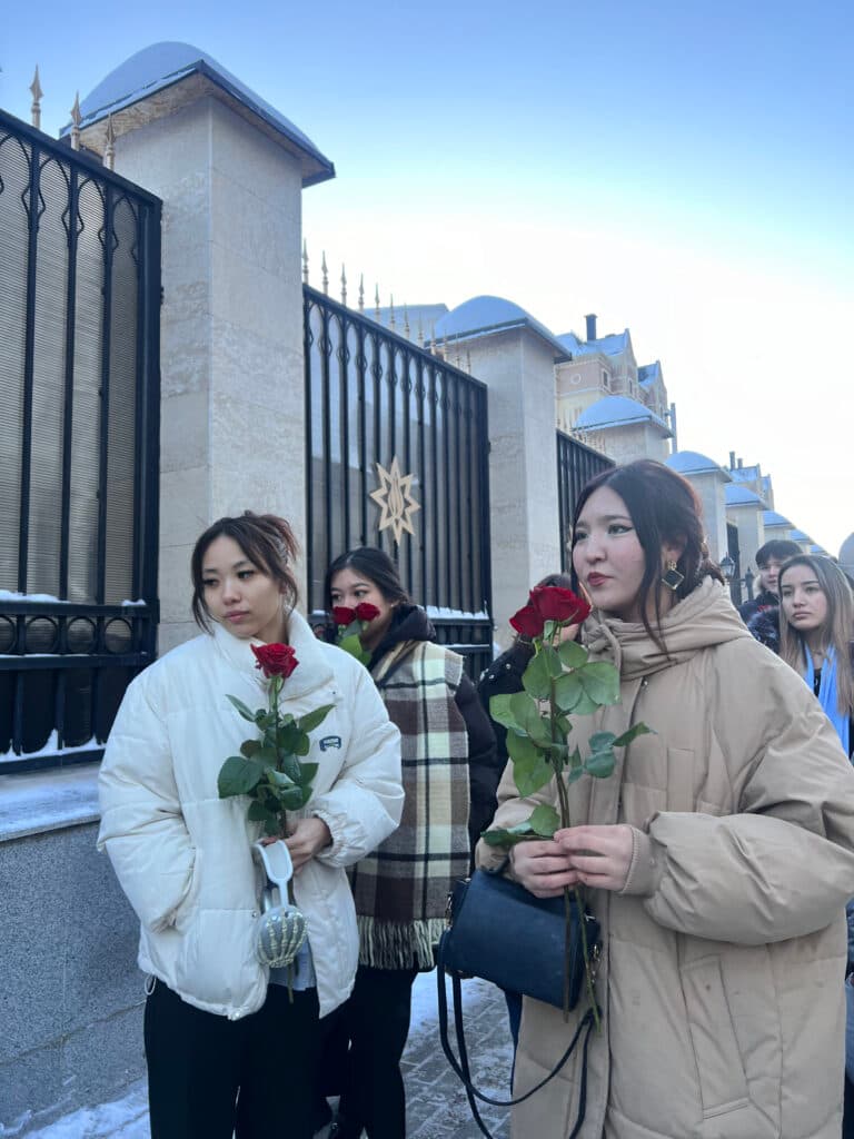 Esil University 学生在阿塞拜疆大使馆前献花，悼念遇难者