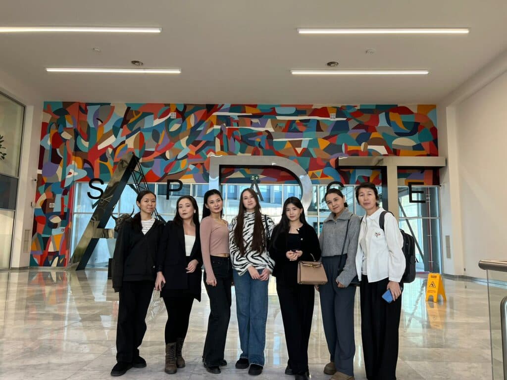 Exploring the Interaction of Art and Tourism: Students Visited an Exhibition at FORTE KULANSHI ART SPACE