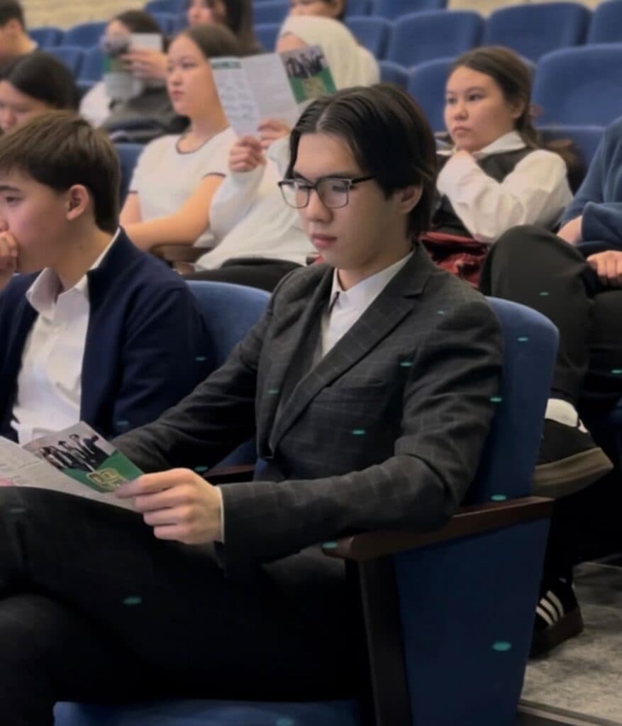 Esil University амбассадорлары астана мектептерінде кәсіптік бағдар беру кездесулерін өткізді