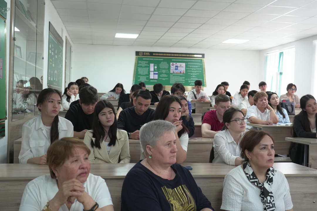 哈萨克斯坦国家统计局专家在 Esil University 的客座讲座