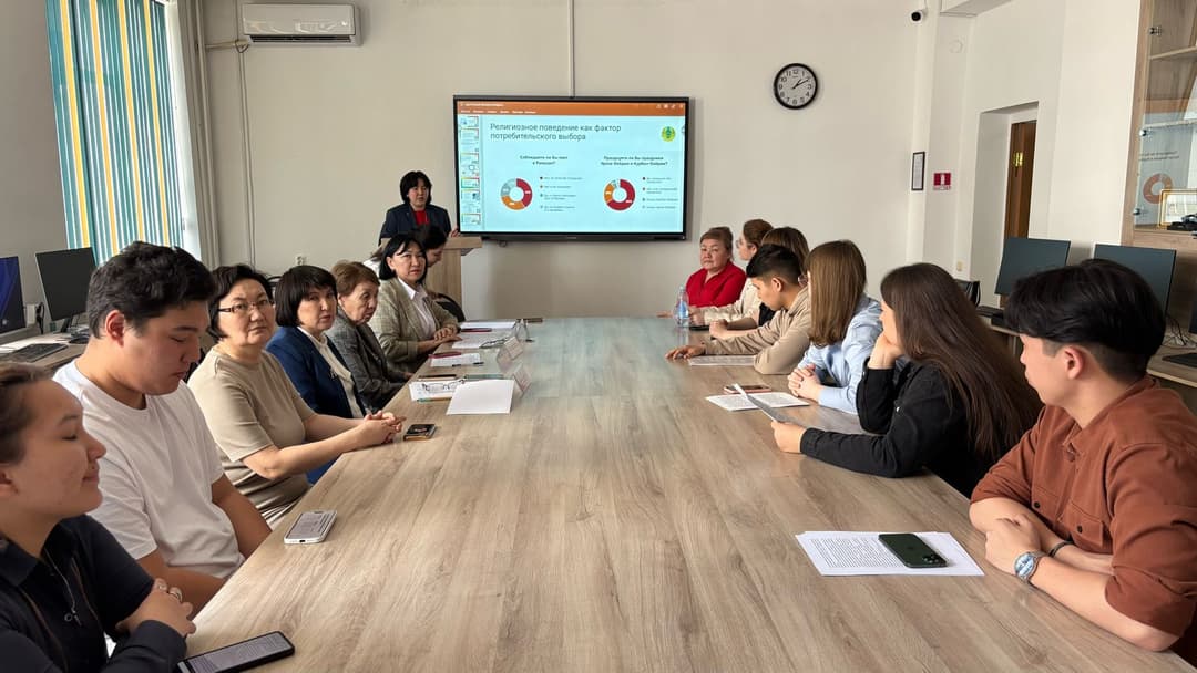 在国际会议上探讨经济发展