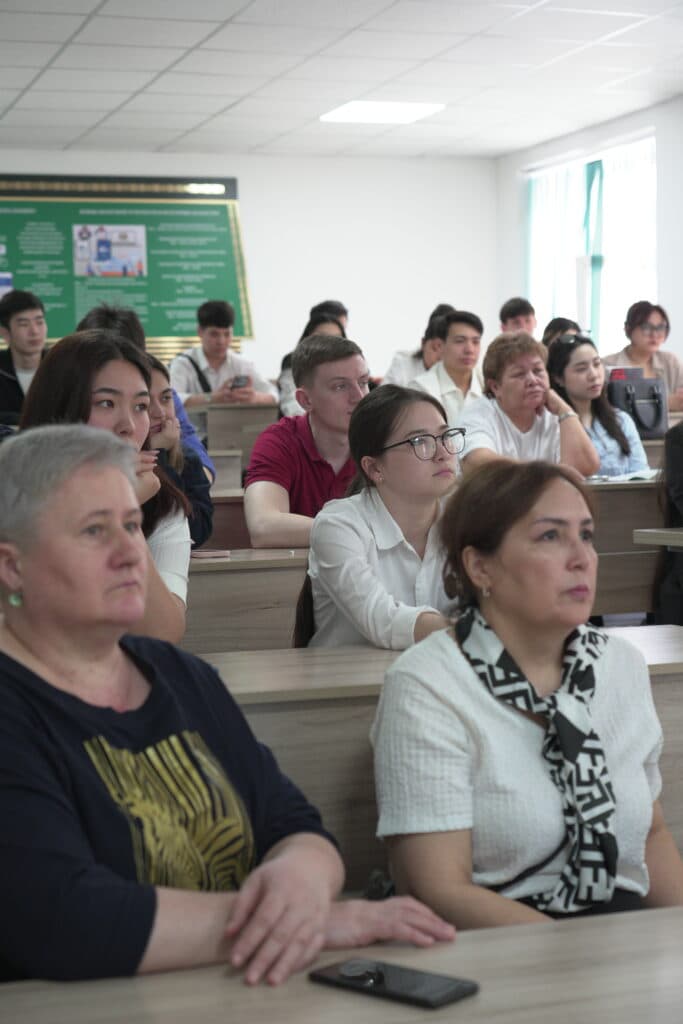 哈萨克斯坦国家统计局专家在 Esil University 的客座讲座