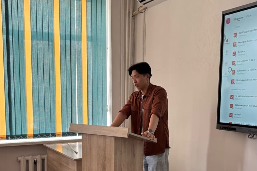 在国际会议上探讨经济发展