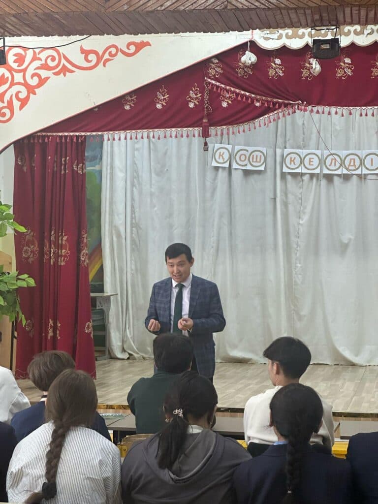 EsU Моңғолияның Баян-Өлгий аймағы мектептерінде кәсіптік бағдар беру кездесулерін өткізді