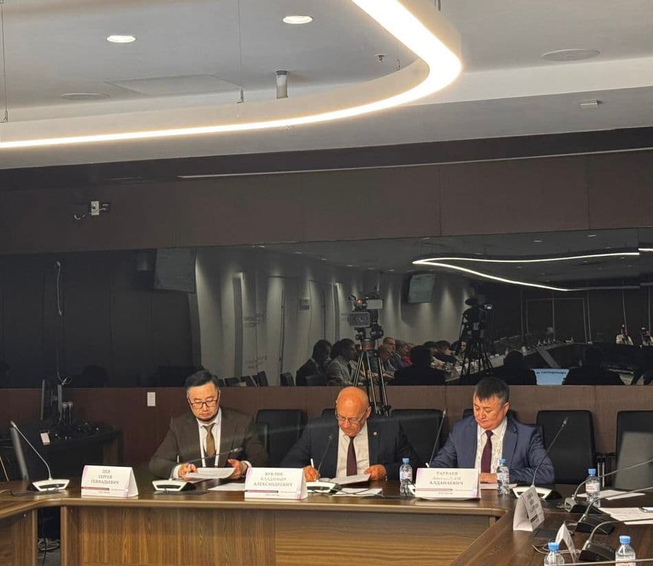 Esil University 在欧亚大会框架下与乌拉尔国立法律大学签署谅解备忘录