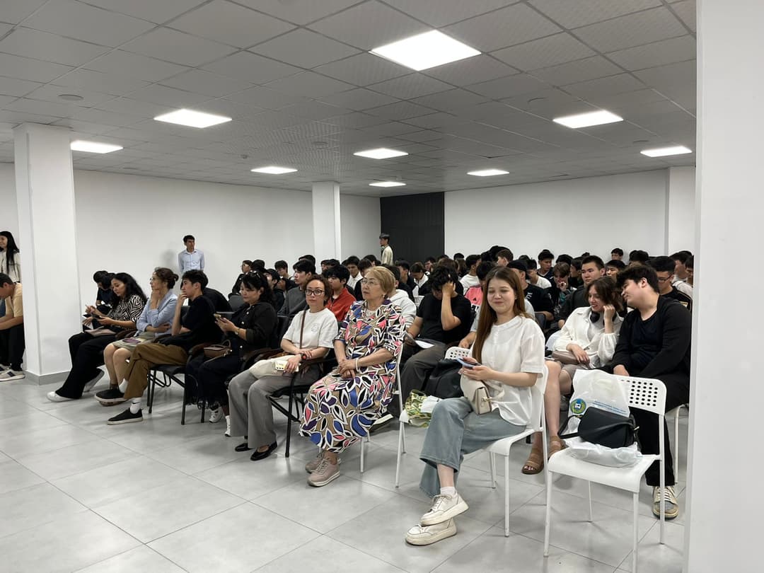 Esil University 与 URBAN COLLEGE 毕业生举办职业指导见面会