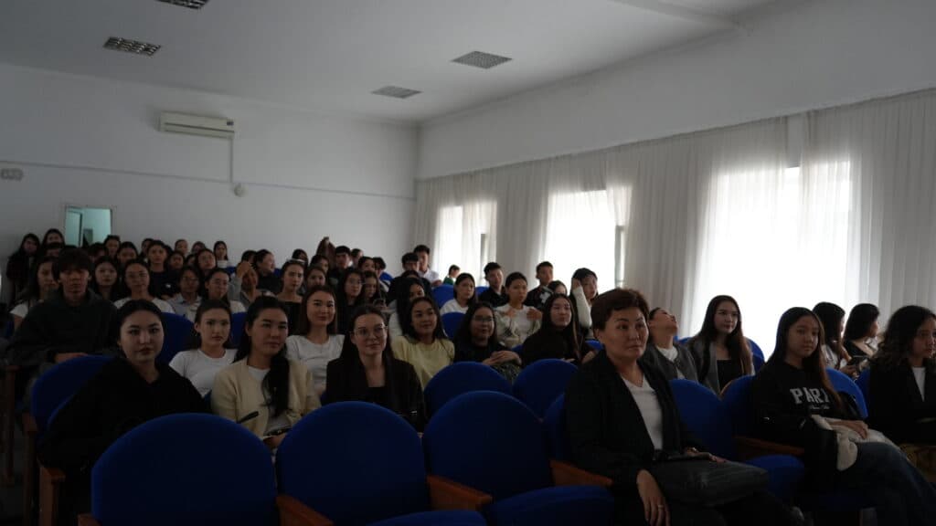Esil University 师生现场收看国家元首的国情咨文