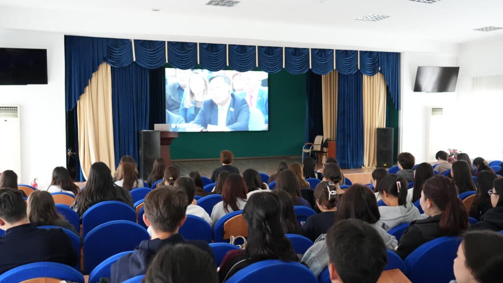 Esil University 师生现场收看国家元首的国情咨文
