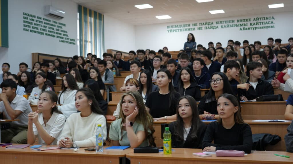 Esil University 师生现场收看国家元首的国情咨文