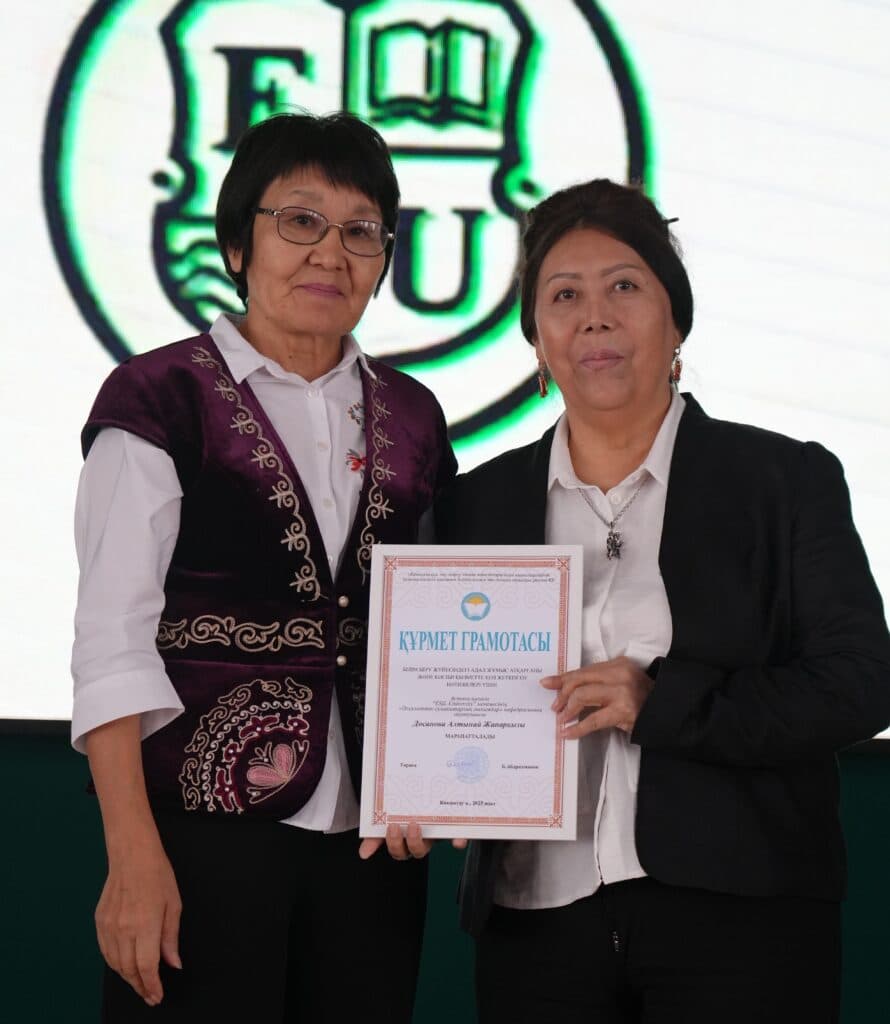 Esil University оқытушыларын концертпен және марапаттаулармен құттықтады