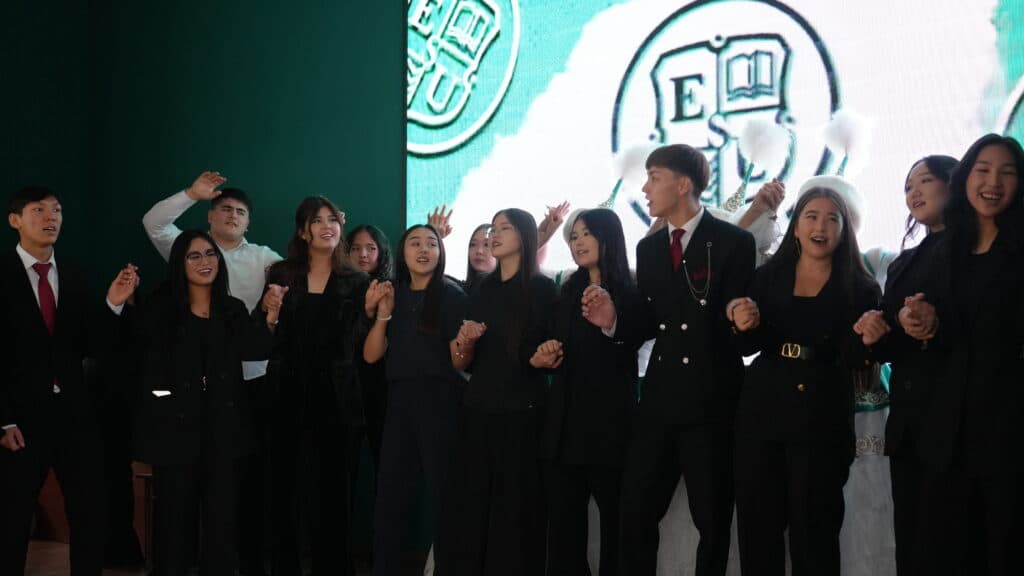 Esil University оқытушыларын концертпен және марапаттаулармен құттықтады