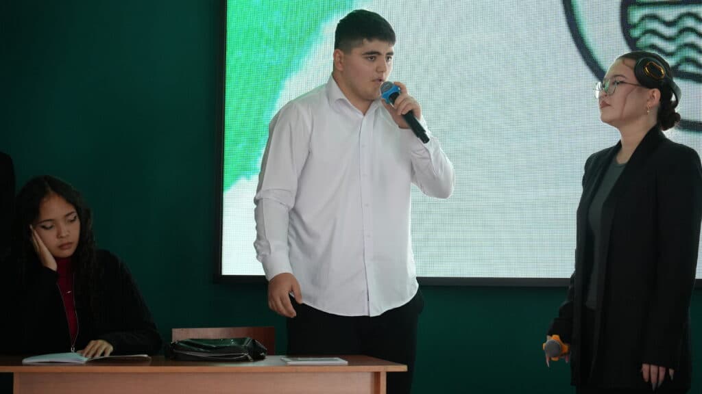 Esil University оқытушыларын концертпен және марапаттаулармен құттықтады