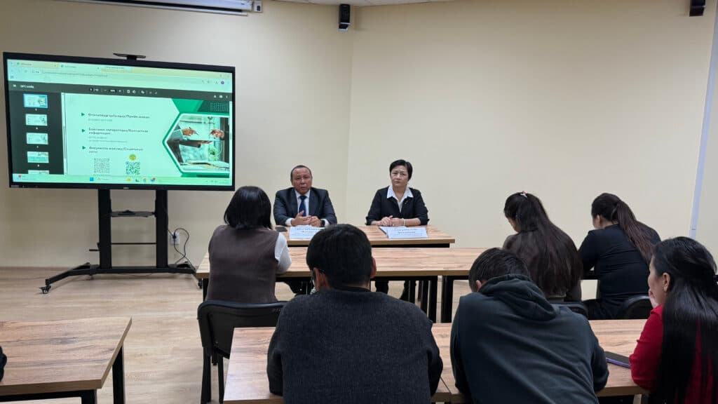 Esil University 学生了解参加「青年公务员学校」的机会