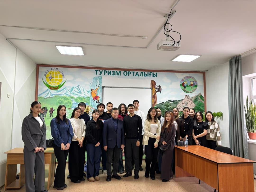 Esil University 学生参观阿斯塔纳青少年旅游与乡土研究中心