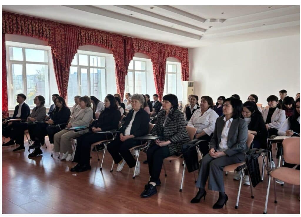 大学讲师就语言政策构想举办研讨会