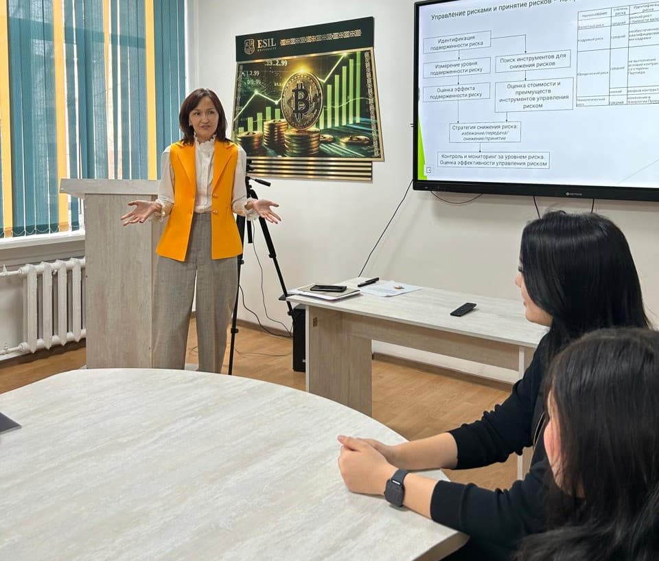 Esil University 举办管理财务报告讲座