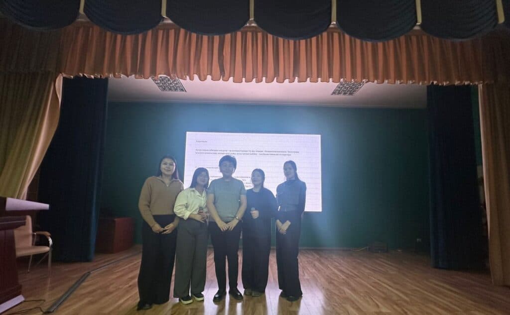 Esil University 举办辅导员课「Taza Qazaqstan」