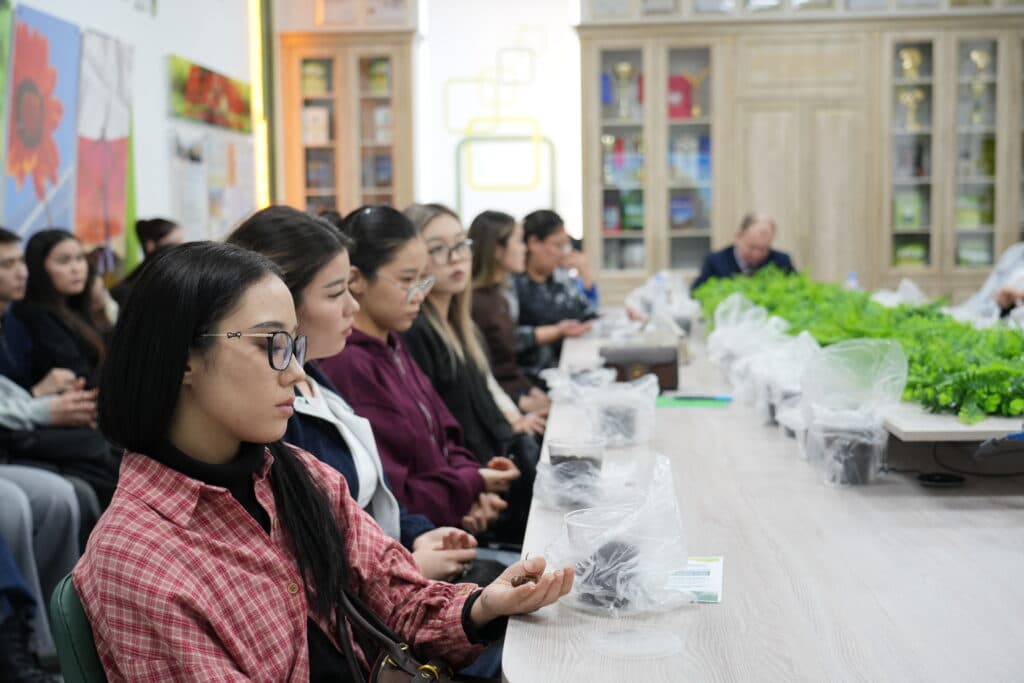Esil University студенттері экологиялық жауапкершілік пен жасыл аймақтарды талқылады