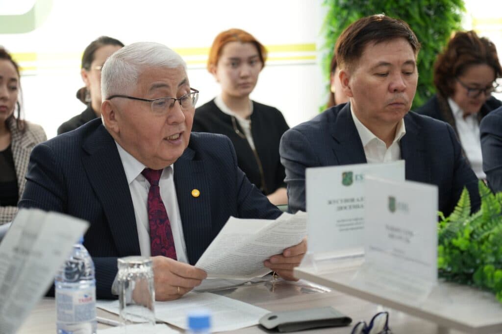 Esil University 探讨宪法草案