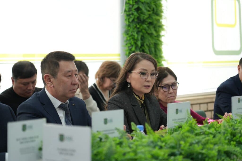 Esil University 探讨宪法草案