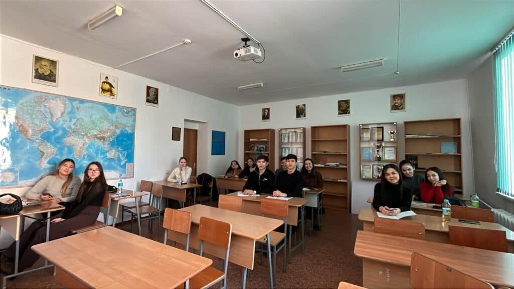 学生探讨安全交流与个人边界