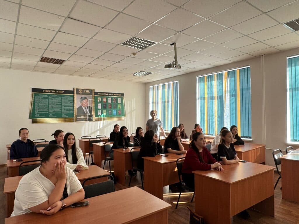 В Esil University обсудили тему личных границ и безопасности: прошёл кураторский час о сталкинге