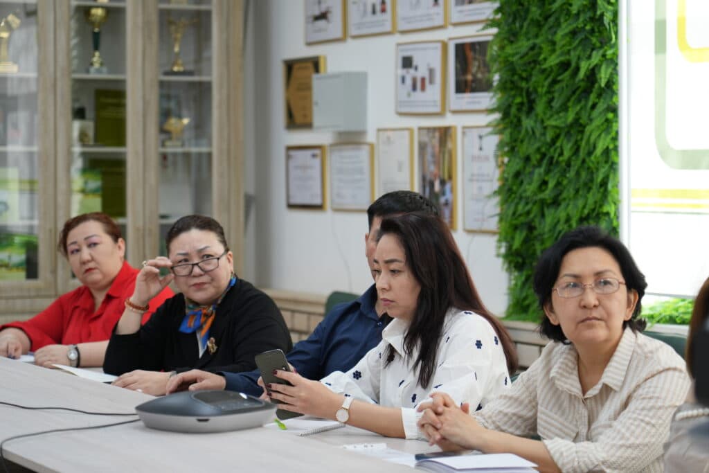 Esil University 与 Platonus 代表举行会面